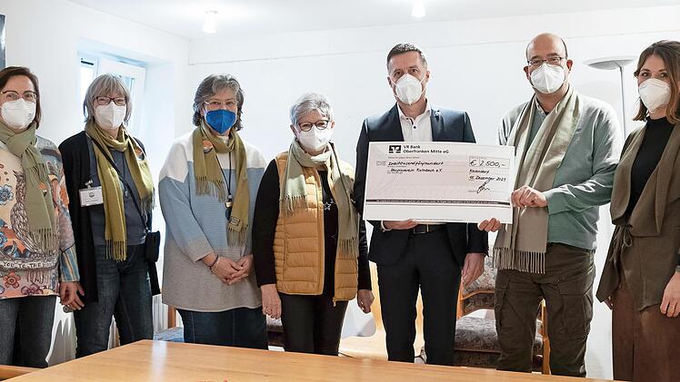 Spendenübergabe an den Hospizverein; im Bild (von links) Käthe Goné, Doris Häublein, Gabi Daig und Brigitte Brückner vom Verein, ait-Geschäftsführer Marco Roßmerkel, Vorsitzender Markus Ipta und Anne Müller von der ait-deutschland GmbH