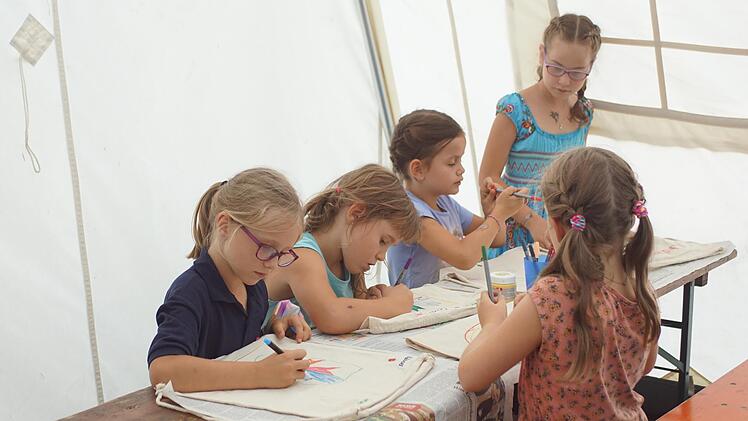 Hier werden Zeltlagerbeutel gefertigt. Foto: Bettina Seufert