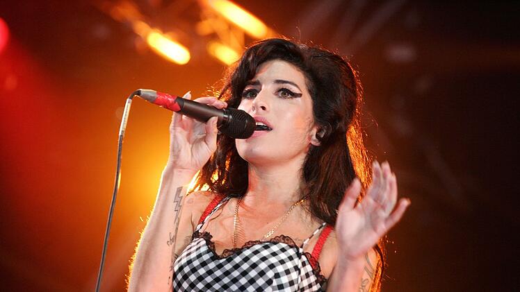 Amy Winehouse ging als außergewöhnliche Sängerin und tragische Figur in die Pop-Geschichte ein. Sie starb mit nur 27 Jahren.