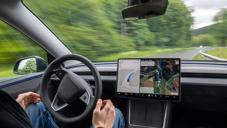 Pilotprojekt mit selbstfahrenden Teslas in der Eifel