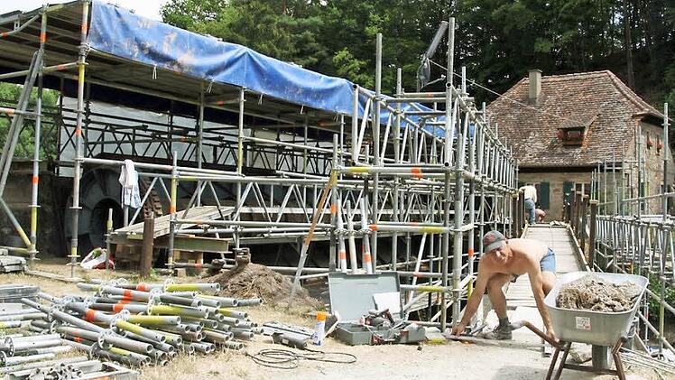 Das Wehr am Luitpoldsprudel wird fit gemacht für die Zukunft. Steffen Waurich misst dazu das Fundament aus.  Fotos: Edgar Bartl