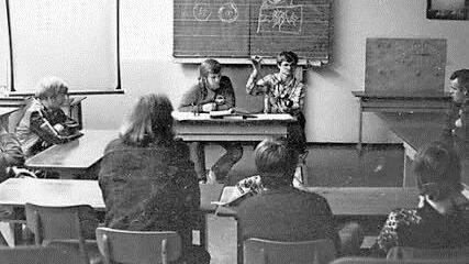 Wilfried Lehnert (heute Mexiko) und Steffen Schanz im Jahr 1981 in der Realschule Ebern als Dozenten bei einem Fotokurs der VHS. Beide Dozenten sind Gründungsmitglieder des Foto-Kreativ-Kreises. Foto: privat