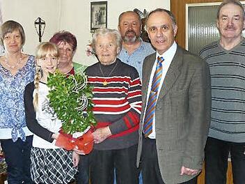 Unser Bild zeigt die Jubilarin Elisabeth Faust (Bildmitte) zusammen mit (von links) Enkelin Sigrid Schardt, Urenkelin Leonie, Schwiegertochter Erika, Michael Schardt, Bürgermeister Franz Uome und Sohn Roland Faust. Foto: Klaus-Peter Wulf