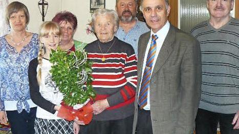 Unser Bild zeigt die Jubilarin Elisabeth Faust (Bildmitte) zusammen mit (von links) Enkelin Sigrid Schardt, Urenkelin Leonie, Schwiegertochter Erika, Michael Schardt, Bürgermeister Franz Uome und Sohn Roland Faust. Foto: Klaus-Peter Wulf