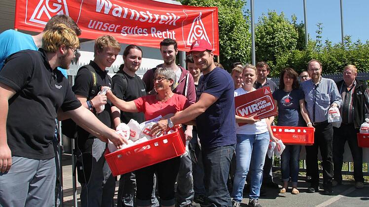 Warnstreik bei Glen Dimplex: Die Mitarbeiter haben gestern zwei Stunden früher Feierabend gemacht und wurden mit einer Brotzeit verabschiedet. Rechts Betriebsratsvorsitzender Michael Müller. Foto: Alexander Hartmann