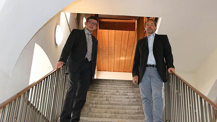 Der Hammelburger Bürgermeister Armin Warmuth (von links) und Stadtbaumeister Detlef Mohr planen derzeit noch an den Details für den barrierefreien Umbau und die energetische Sanierung des Rathauses. Die Fassade soll dabei unverändert bleiben. Foto: Ralf Ruppert