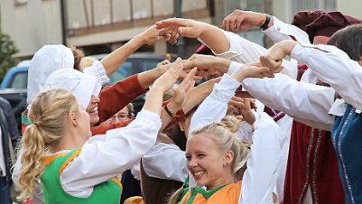 Mit einigen Tänzen erfreuten die Schnitter die Besucher.  Foto: Dieter Britz