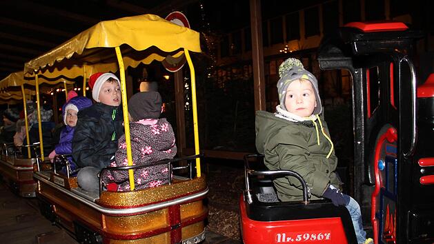 Kinderherzen  schlagen schneller auf dem Lichtenfelser Weihnachtsmarkt. Fotos: Gerda V&ouml;lk