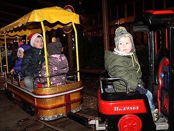 Kinderherzen  schlagen schneller auf dem Lichtenfelser Weihnachtsmarkt. Fotos: Gerda Völk