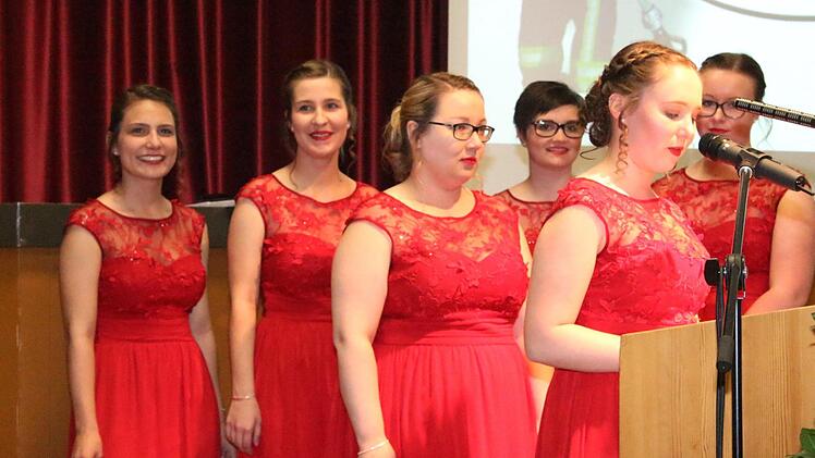 Die Weismainer Festdamen bei der Vorstellung der Vereinschronik , Fotos: Roland Dietz