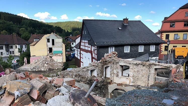 Abrissarbeiten in Wallenfels. Foto: Alexander Löffler