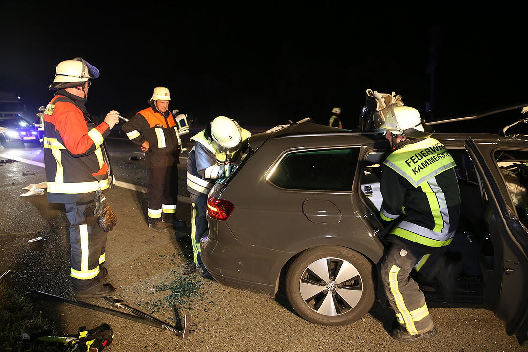 Unfall auf der A6: Auto kracht in Lkw-Heck