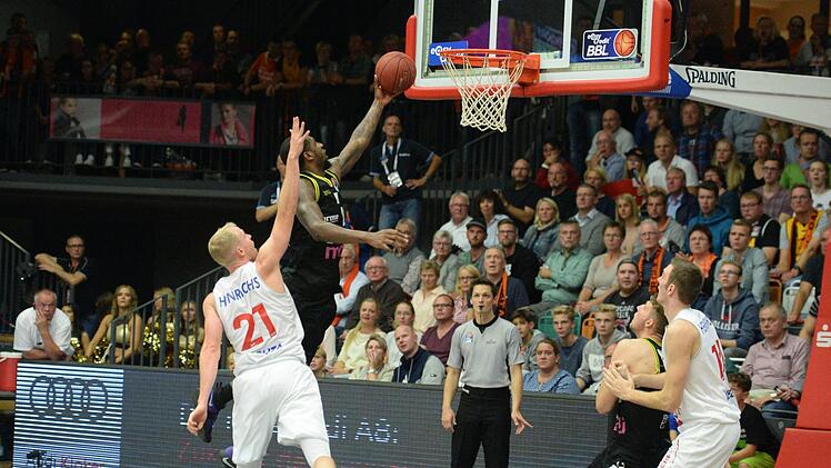 De'Mon Brooks erfolgreich mit einem Korbleger gegen Seth Hinrichs Foto Peter Mularczyk