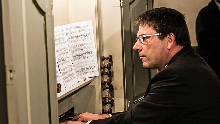 Stimmungsvoll: Ein Projektchor mit Sängern aus der Region Coburg, aus Thüringen, Sachsen und Sachsen-Anhalt gestaltete ein Konzert in Niederfüllbach. An der Orgel: Neustadtds Kantor Markus Heunisch.Foto: Jochen Berger