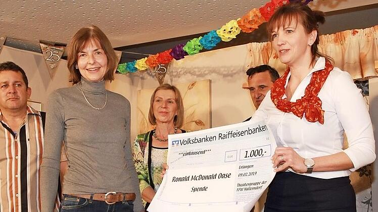 Stephanie Karrasch übergibt die Spende an die ehrenamtliche Oase-Mitarbeiterin Johanna Kaup. Foto: Mathias Erlwein