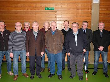 Sie sind seit 60 und 70 Jahre Mitglied beim 1.FC (v.l.): Leo Meder, Helmut Klünspies, Reimund Huppmann, Gottfried Manger, Helmar Hüfner, Theodor Hüfner, Helmut Ebert und Albert Klubertanz. Jürgen Kolb und Dietmar Werner gratulierten.  Fotos: Gerd Schaar