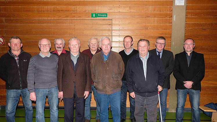 Sie sind seit 60 und 70 Jahre Mitglied beim 1.FC (v.l.): Leo Meder, Helmut Klünspies, Reimund Huppmann, Gottfried Manger, Helmar Hüfner, Theodor Hüfner, Helmut Ebert und Albert Klubertanz. Jürgen Kolb und Dietmar Werner gratulierten.  Fotos: Gerd Schaar