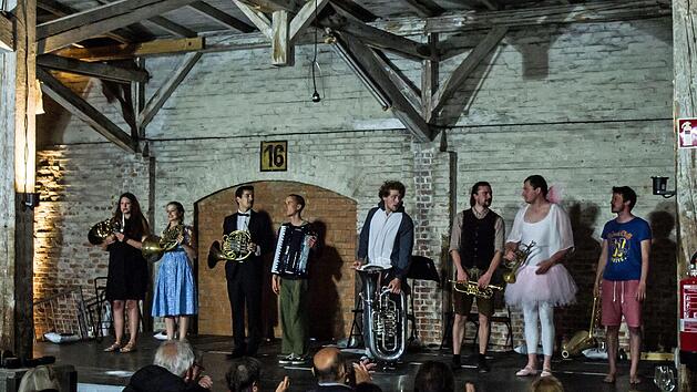 Begeisterten Applaus verdiente sich das Ensemble "Sepp-Depp-Septett" beim Gastspiel in der Alten Pakethalle in Coburg.Foto: Jochen Berger