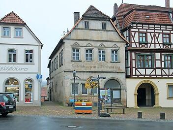 Das Schlimmbachhaus, rechts neben dem Reiseb&uuml;ro (fr&uuml;her Eisenwarenhandlung und sp&auml;ter Wollladen), ist noch nicht verkauft, wie B&uuml;rgermeister J&uuml;rgen Hennemann bei der B&uuml;rgerversammlung sagte. F&uuml;r eine Nachnutzung w&auml;re die Stadt dankbar.  Fotos: Helmut Will