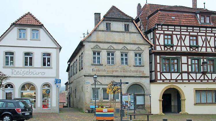 Das Schlimmbachhaus, rechts neben dem Reiseb&uuml;ro (fr&uuml;her Eisenwarenhandlung und sp&auml;ter Wollladen), ist noch nicht verkauft, wie B&uuml;rgermeister J&uuml;rgen Hennemann bei der B&uuml;rgerversammlung sagte. F&uuml;r eine Nachnutzung w&auml;re die Stadt dankbar.  Fotos: Helmut Will