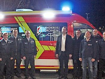 Landrat Hermann Ulm sowie der Kreisbrandrat, die Einsatzleiter und die Unterst&uuml;tzungsgruppe &uuml;bernehmen den neuen Einsatzleitwagen. Foto: Landratsamt Forchheim