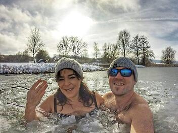 Sehen die beiden aus, als würden sie frieren? Sabine Thiel und Fritz Zogel im Eiswasser.
