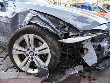 BMW prallt in parkende Autos