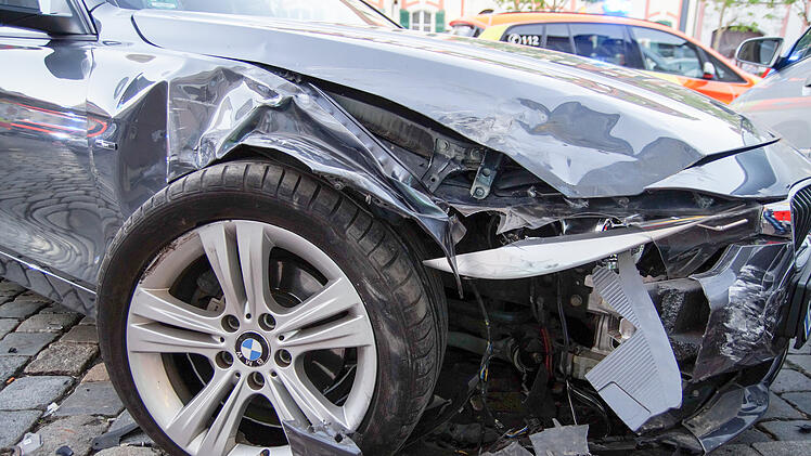 BMW prallt in parkende Autos
