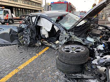 N&uuml;rnberg: SUV rammt Baustellenampel - Fahrer eingeschlossen, "ausgedehntes Tr&uuml;mmerfeld" hinterlassen
