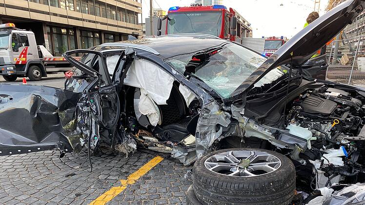 N&uuml;rnberg: SUV rammt Baustellenampel - Fahrer eingeschlossen, "ausgedehntes Tr&uuml;mmerfeld" hinterlassen
