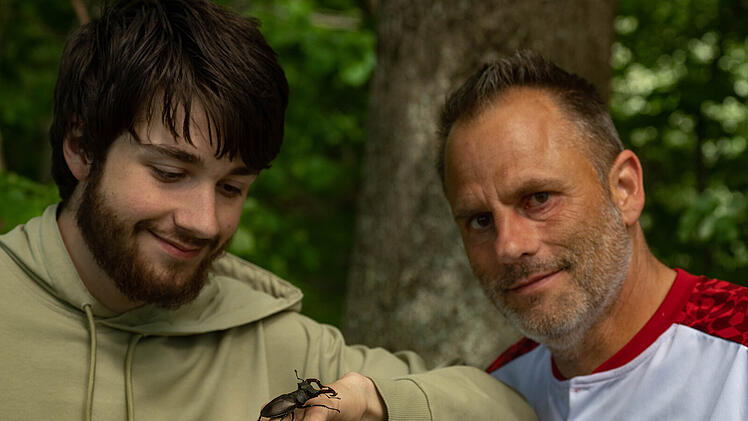 Matthias (rechts) und Ra&uacute;l Kist  mit einem Hirschk&auml;fer.