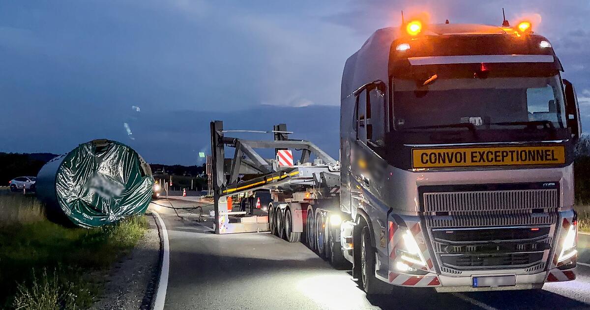 Neumarkt: Tons of wind turbine component topples from heavy transport