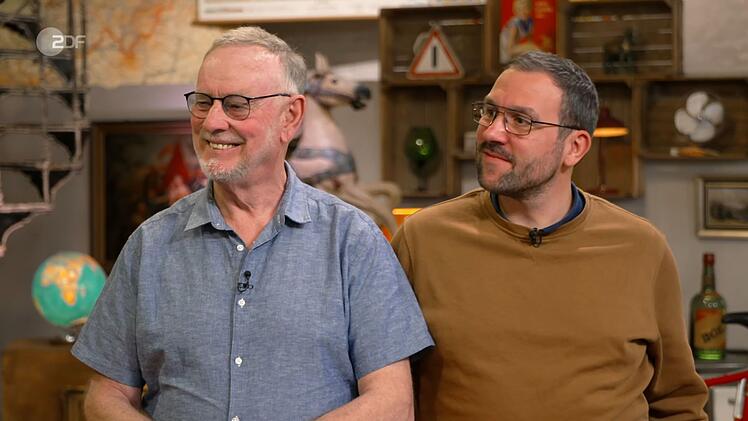 Helmut und Julian sind Freunde aus Hildesheim. Das mitgebrachte Kunstwerk hat Helmut von einem mittlerweile verstorbenen Freund erhalten, "der damit nichts anfangen konnte".