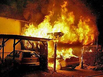 Lichterloh brannte am 25. März 2012 in der Michelauer Angerstraße ein Carport, am Tag davor hatte die Feuerwehr zu einem Fahrzeugbrand im Ort ausrücken müssen. In beiden Fällen war gleich von Brandstiftung ausgegangen worden. Archivfoto: Stefan Johannes