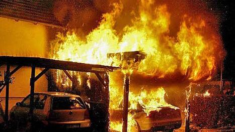 Lichterloh brannte am 25. März 2012 in der Michelauer Angerstraße ein Carport, am Tag davor hatte die Feuerwehr zu einem Fahrzeugbrand im Ort ausrücken müssen. In beiden Fällen war gleich von Brandstiftung ausgegangen worden. Archivfoto: Stefan Johannes