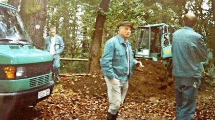 Unterwegs in Wald und Flur: Fritz Hofmann (Mitte) mit seinen Mitarbeitern.