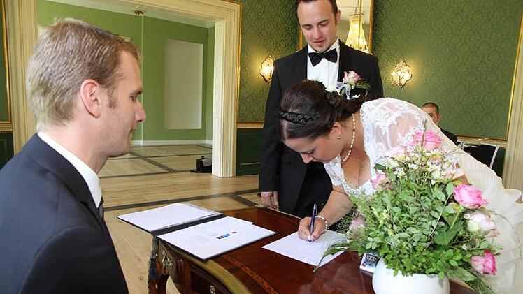 Sie traut sich was: Die Braut bei der Unterschrift der Heiratsurkunde. Foto: Mathias Erlwein