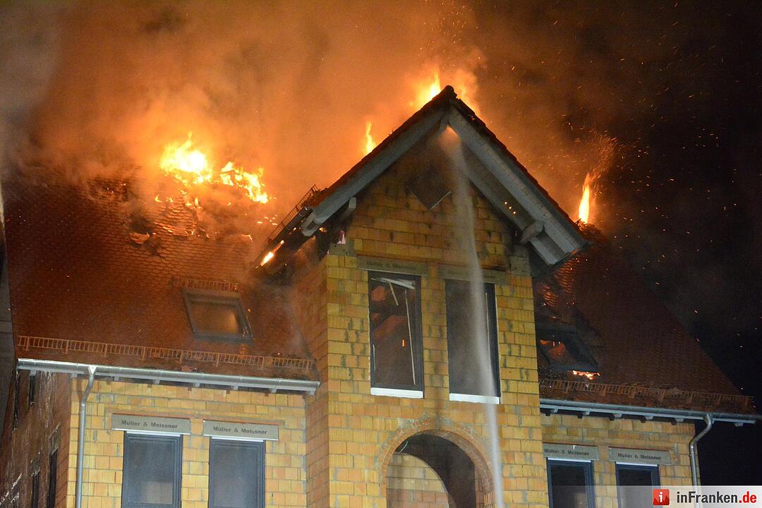 Neugebautes Wohnhaus steht nach Blitzeinschlag lichterloh in Flammen