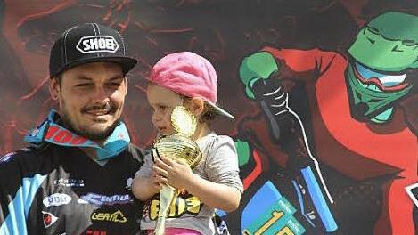 Nico Adelberg ist derzeit der beste Fahrer des MC Neustadt in der Klasse Sport 2. Sein Wechsel von KTM zu Yamaha hat sich ausgezahlt - hier freut er sich mit seiner Tochter &uuml;ber einen Pokalgewinn. Fotos: Chris H&ouml;hn