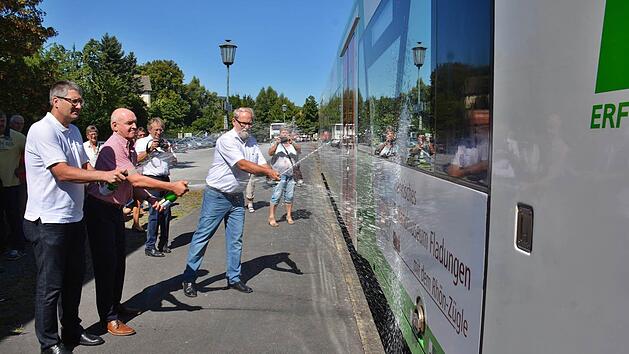 Mit drei Flaschen Sekt wurde das Unterfranken-Shuttle der Erfurter Bahn auf den Namen "Fr&auml;nkisches Freilandmuseum" getauft.  Foto: Friedrich