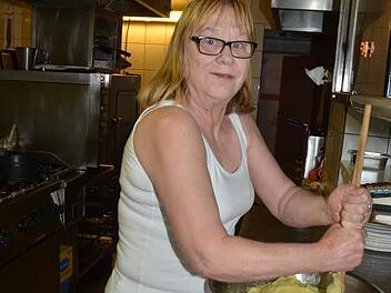 Beim Kloßteigmachen ist sie in ihrem Element: Margit Kielgaß hat seit über 20 Jahren Krebs. Die Bewegung bei der Arbeit tut ihr gut. Außerdem genießt sie es, wenn Gästen das Essen schmeckt.  Foto: K.- H. Hofmann
