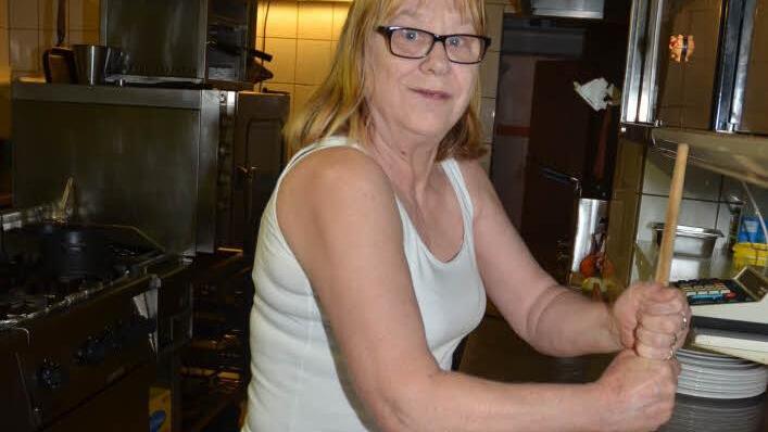 Beim Kloßteigmachen ist sie in ihrem Element: Margit Kielgaß hat seit über 20 Jahren Krebs. Die Bewegung bei der Arbeit tut ihr gut. Außerdem genießt sie es, wenn Gästen das Essen schmeckt.  Foto: K.- H. Hofmann