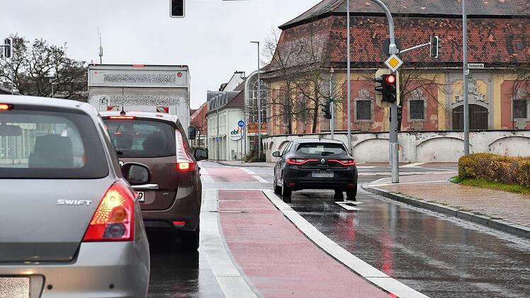 Der Ausbau der Radverbindung zwischen Ludwigstraße und Gaustadt entlang der sogenannten Nordtangente  in Bamberg geht voran.  Inzwischen ist der Bereich zwischen Gundelsheimer Straße (Heiliggrabstraße), Siechenkreuzung (Bild) bis zur Europabrücke ausgebaut.  Foto: Ronald Rinklef