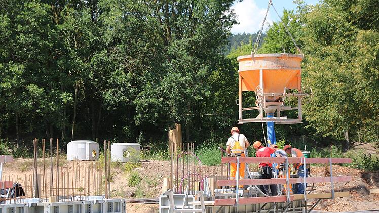 Beton wird verfüllt. Thomas Malz