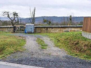 In diesem Bereich, zwischen Straße und der Friedhofsmauer im Hintergrund, soll ein Leichenhaus in Gereuth gebaut werden.  Fotos: Helmut Will