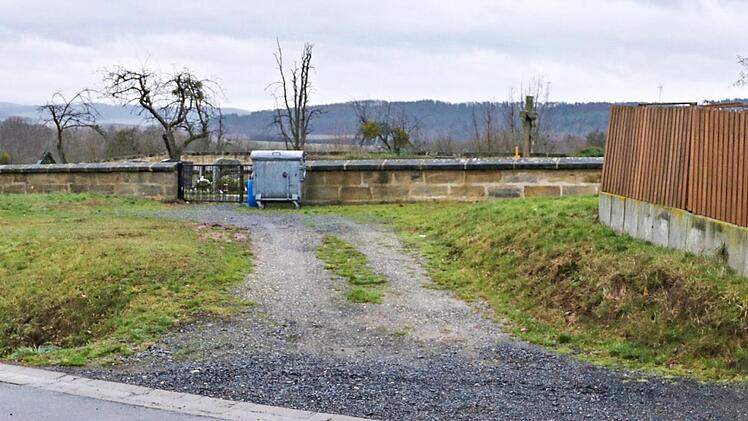 In diesem Bereich, zwischen Straße und der Friedhofsmauer im Hintergrund, soll ein Leichenhaus in Gereuth gebaut werden.  Fotos: Helmut Will