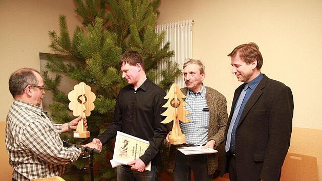 WBV-Vorsitzender Bernhard Roppelt (links) und Landrat Hermann Ulm (r.) &uuml;bergeben die F&ouml;rderpreise f&uuml;r vorbildliche Waldwirtschaft an Leonhard Schirner (2.&nbsp;v.&nbsp;r.) und Markus Haslbeck  Foto: Mathias Erlwein