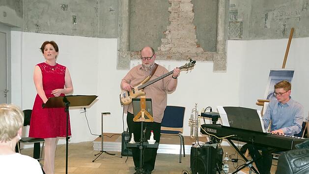 Stephanie Simon (von links), Uli B&ouml;hm und Florian Jungkunz begeisterten mit ihren  "Musikalischen Sternstunden von Hollywood bis Kronach".   Heike Sch&uuml;lein