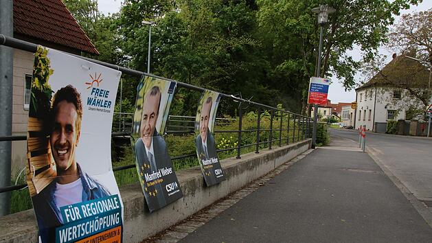 Am Ufer des Altach h&auml;ngen einige Plakate nebeneinander. Eine Ausnahme in diesem Wahlkampf. Foto: Stefanie Gleixner