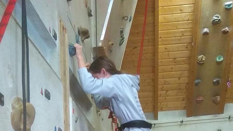 Teamwork und Vertrauen in die Partner waren an der Kletterwand gefragt. Auch hier klappte die internationale Zusammenarbeit.Foto: Benjamin Wildenauer